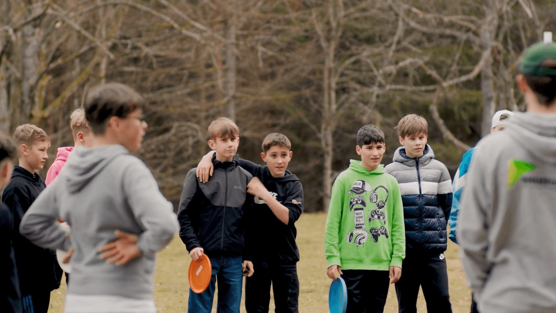 Schulklasse beim Frisbee-Spiel auf einer Klassenfahrt mit EOS Erleben